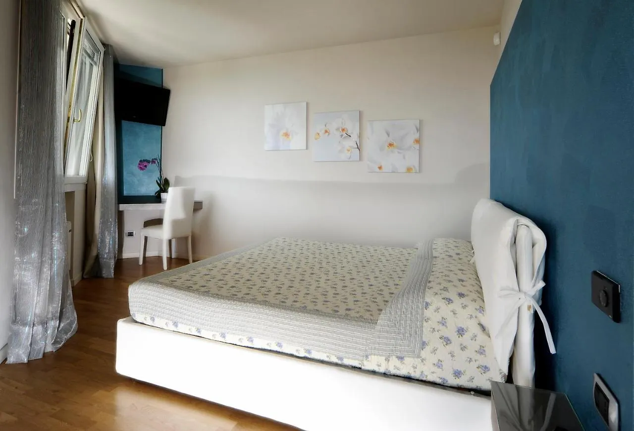 Tatil Evi Villa Luna Stunning Modern Villa Shared Infinity Pool, Big Garden, Fantastic Lake View,Ac, Salò